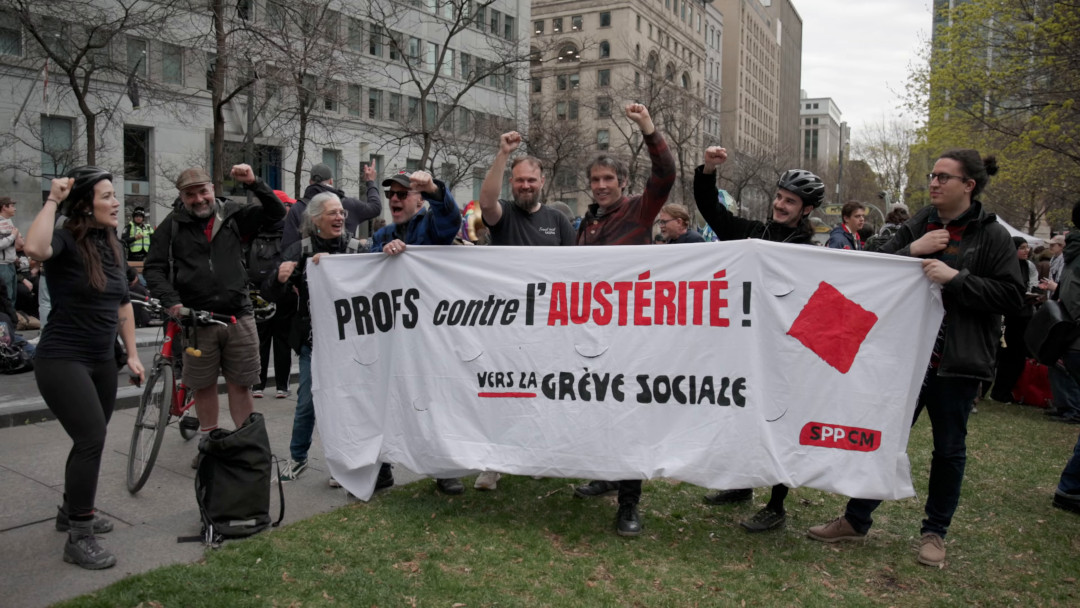 Photo d'une bannière où il est inscrit 'Profs contre l'austérité'
