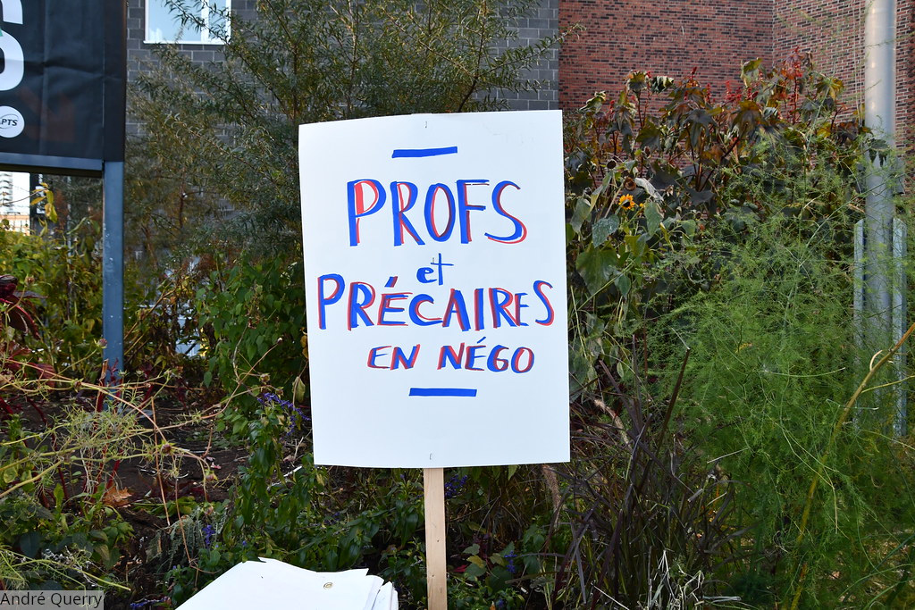 Photo d'une pancarte où il est écrit: Profs et précaires en négo